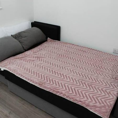 Newly Refurbished 3 Bed 2.5 Bath House In Staines Villa Luaran gambar