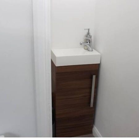 Newly Refurbished 3 Bed 2.5 Bath House In Staines Villa Luaran gambar