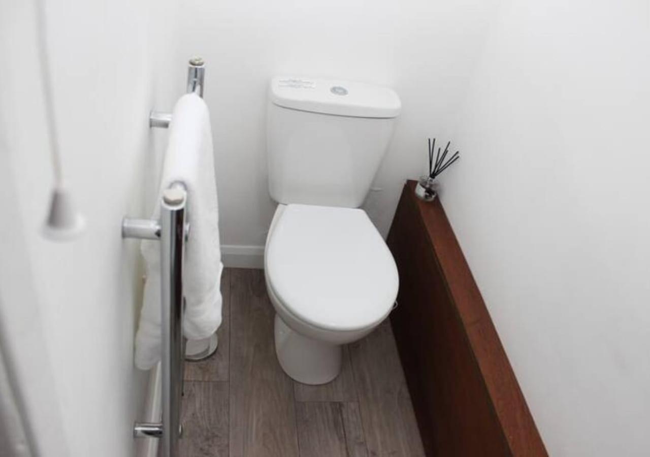 Newly Refurbished 3 Bed 2.5 Bath House In Staines Villa Luaran gambar
