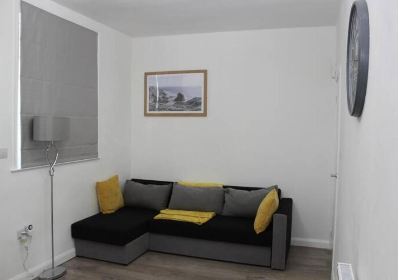 Newly Refurbished 3 Bed 2.5 Bath House In Staines Villa Luaran gambar