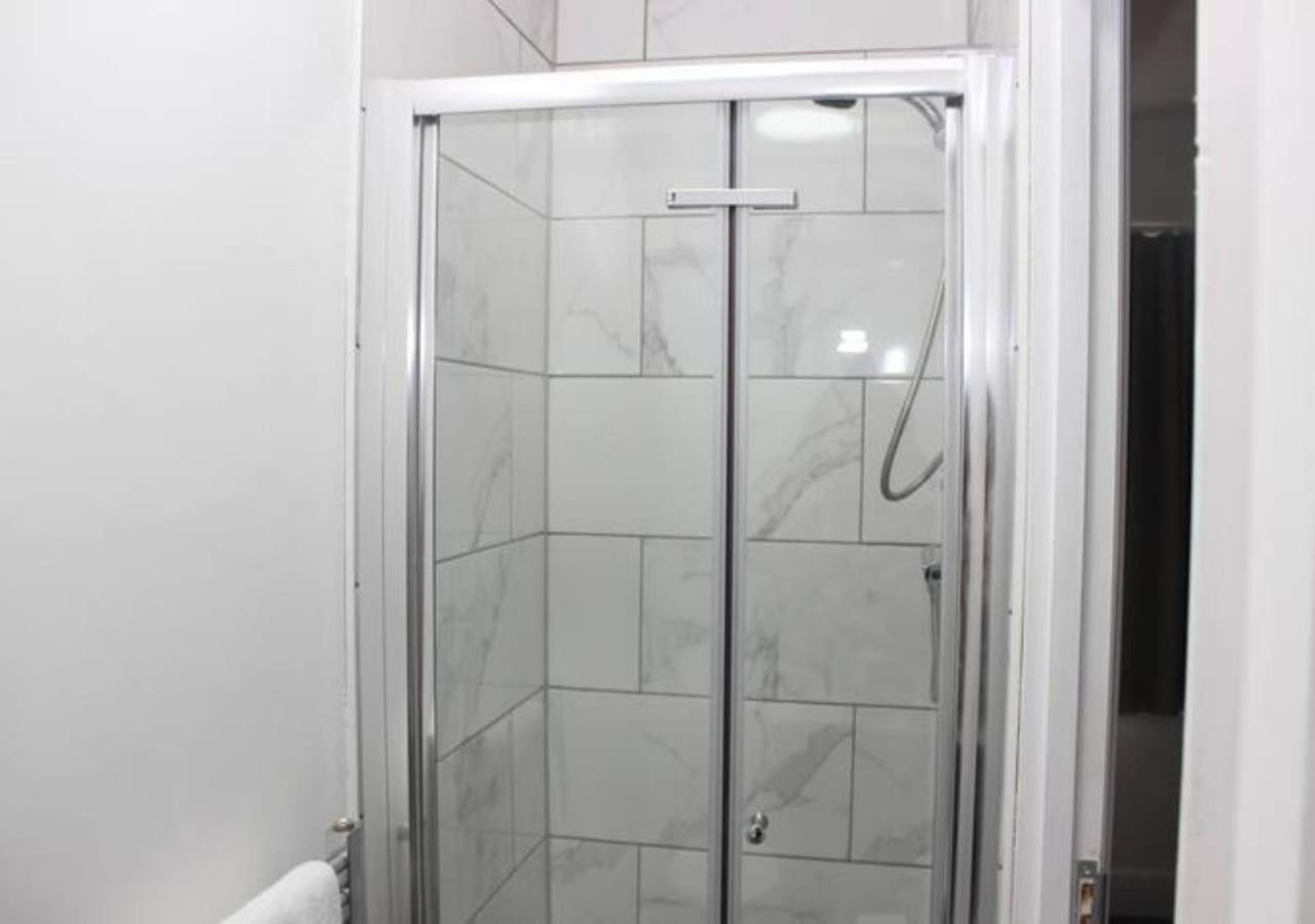 Newly Refurbished 3 Bed 2.5 Bath House In Staines Villa Luaran gambar