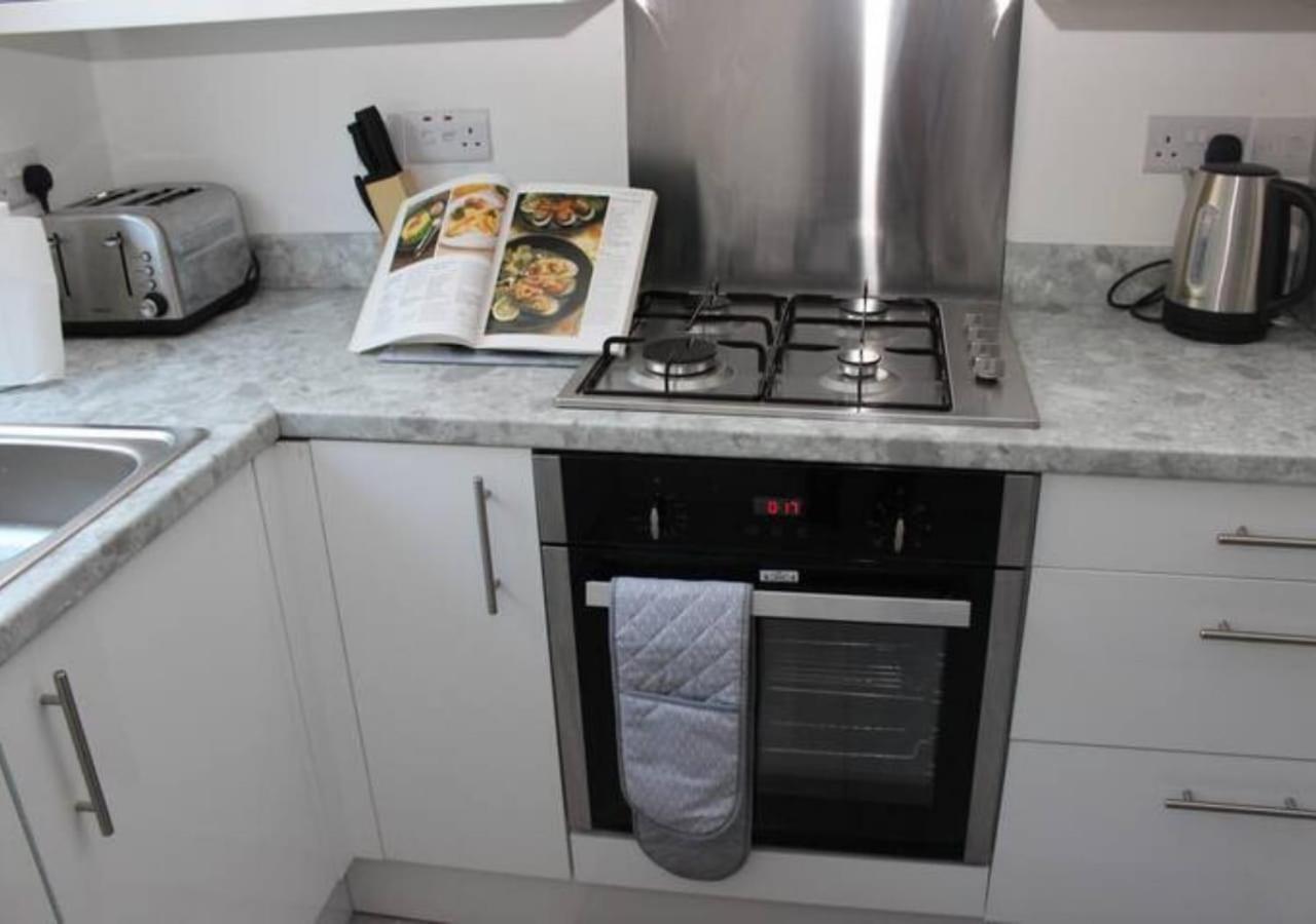 Newly Refurbished 3 Bed 2.5 Bath House In Staines Villa Luaran gambar