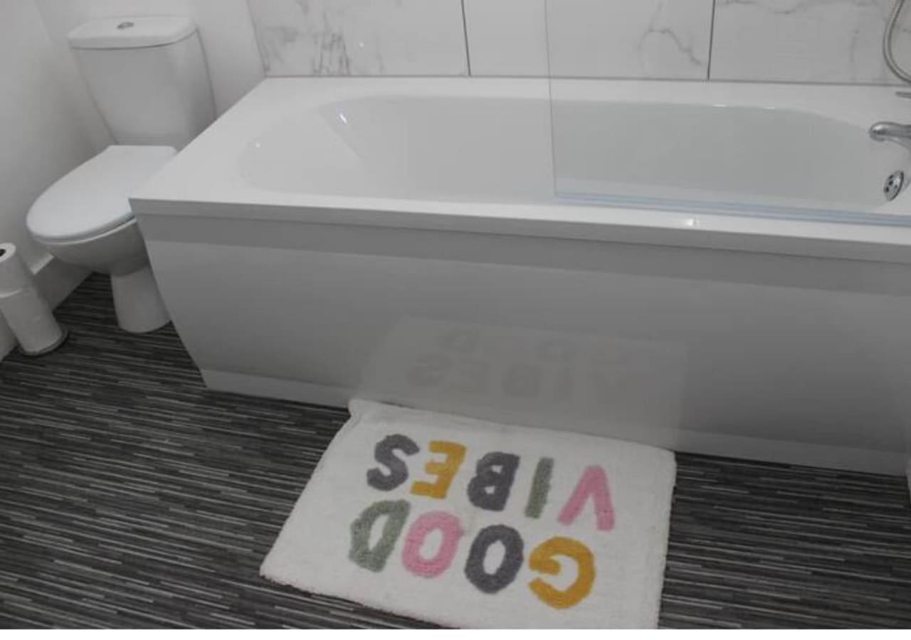 Newly Refurbished 3 Bed 2.5 Bath House In Staines Villa Luaran gambar