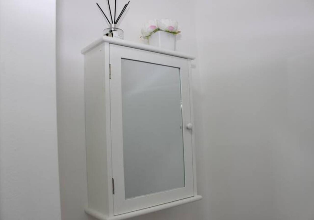 Newly Refurbished 3 Bed 2.5 Bath House In Staines Villa Luaran gambar