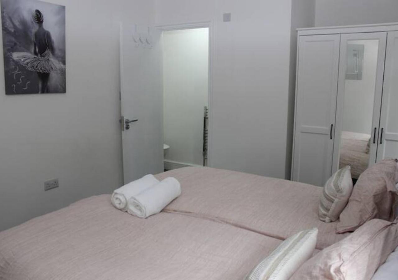 Newly Refurbished 3 Bed 2.5 Bath House In Staines Villa Luaran gambar